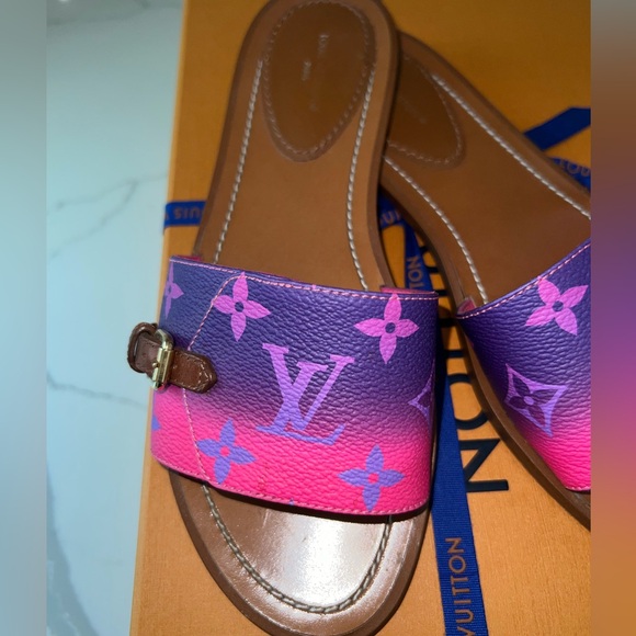 LV Sandals! Lightly used, Kept in box, receipt available. Size 37 - Picture 3 of 6